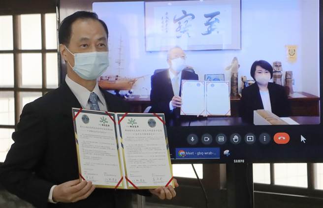 透过线上直播，嘉义监狱典狱长吴永杉与网走监狱保存财团理事长北野清丸代表签订「推动友好交流协定」。（吕妍庭摄）