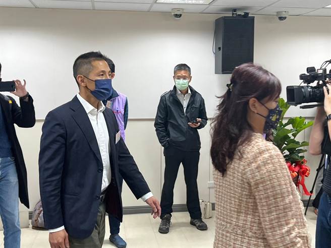 吴怡农约晚了6分钟到场。（李奇叡摄）