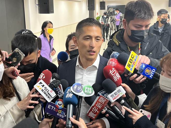 吴怡农表示，会一步一脚印持续努力到投票日，争取大家的支持。（李奇叡摄）