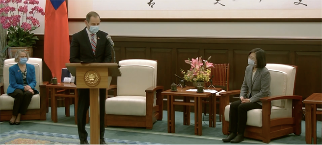 睽违40年来台 美眾议员：台湾从世界圣诞灯首都变晶片供应国。(记者翻摄)