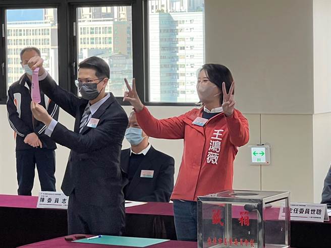 王鸿薇抽到2号时双手比YA。（李奇叡摄）