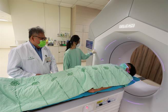 亚洲大学附属医院放射肿瘤科主任王博民指出，黄男早期罹患C肝，但他没有持续追踪，多年后演变为巨型肝臟肿瘤，提醒有B肝、C肝病史民眾提高警觉。（亚大附医提供／潘虹恩台中传真）