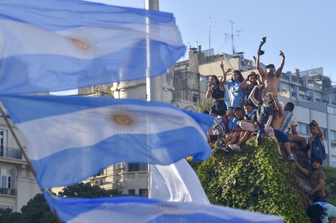 阿根廷球迷庆祝世足摘冠。（美联社）