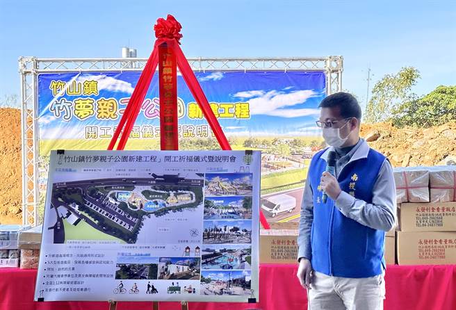 建设处科长张力文，简报介绍竹梦公园。（廖志晃摄）