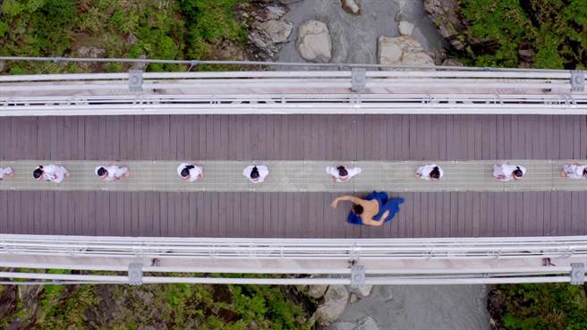 当代艺术家张逸军舞蹈于峡谷间，搭配太鲁阁族孩童古谣传唱，展现磅礡气势。（花莲县府提供／王志伟花莲传真）