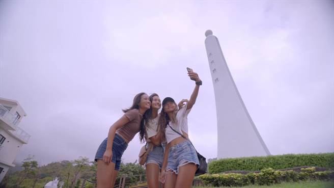 县府推观光行销片，诉求一年四季怡人，图为静浦北回归线。（花莲县府提供／王志伟花莲传真）