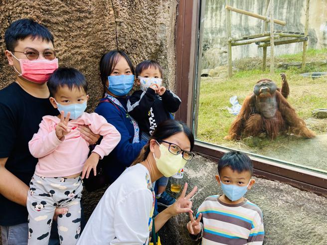 民眾開心與紅毛猩猩「阿宏」合影(高雄市觀光局提供)