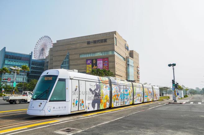 「動物明星號」輕軌彩繪列車(高雄市觀光局提供) 