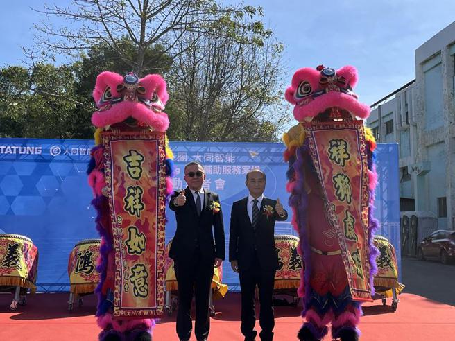 大同副董吳振隆(左)、總經理王金來出席觀音自建6MW日前輔助案場啟用典禮。（圖／郭及天）