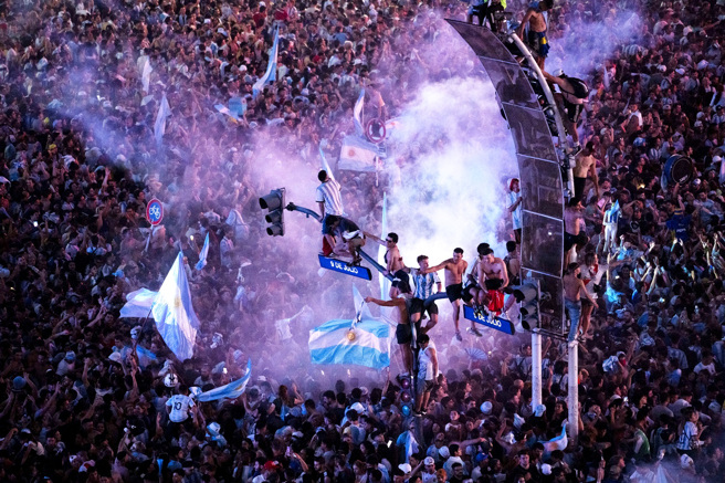 阿根廷国家足球队18日封王，举国欢腾。图为首都布宜诺斯艾利斯街头的庆祝画面。（图／美联社）