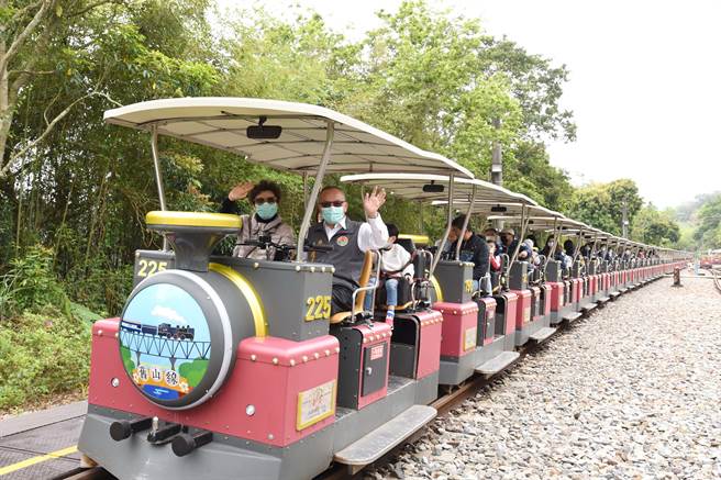 苗栗县长徐耀昌以全国首创铁道文化体验新模式，与民间企业合作打造铁道自行车。（苗栗县政府提供／李京升苗栗传真）