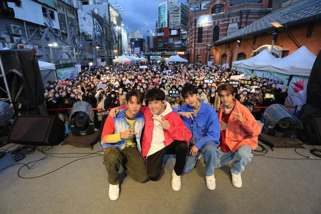 AcQUA源少年在衣服里偷夹了不少暖暖包御寒。（儿福联盟提供）