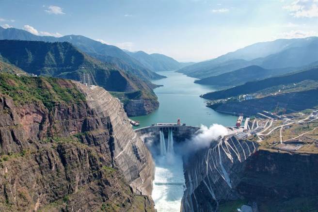 大陆金沙江白鹤滩水电站最后一台机组20日完成72小时试运行，正式投产发电。（新华社资料照片）