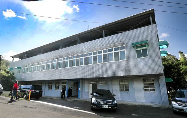 纸风车剧团2年前遇上八里仓库大火，好不容易在中央和地方政府、多位立委奔走协助下，才寻觅新的仓库落脚地，位于新北市汐止区旧第三弹药库营区。（郑任南摄）