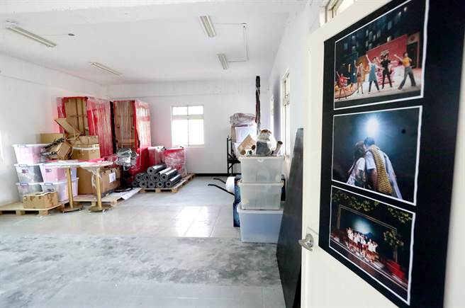 实际走访纸风车新仓储，目前空间已整理得相当舒适，有制作舞台布景的空间，剧团也把道具收纳得相当整齐。（郑任南摄）