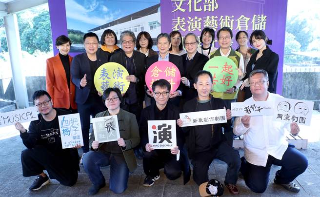 为表演团队的服装道具布景寻找安全的储放空间，文化部推出表演艺术仓储环境提升计画，以纸风车剧团的汐止仓库为范例试办，目前有7个团队进驻，在文化部补助下，每个月随着使用空间大小，缴交管理费720元到2760元不等。（郑任南摄）