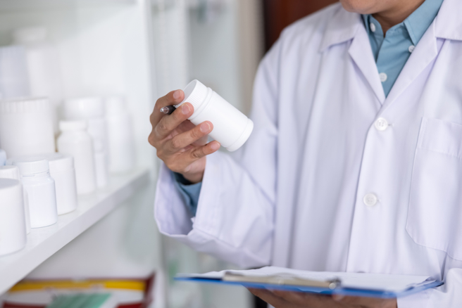 一名已婚男藥師強行擁抱並襲胸女藥師，遭到法院判刑。（示意圖／Shutterstock）