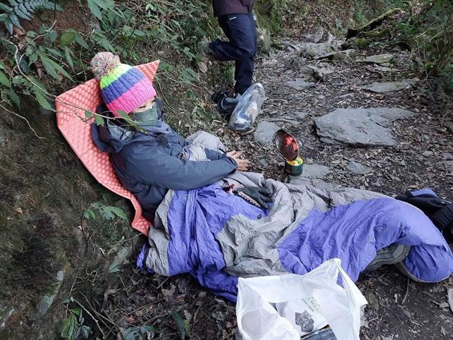 女登山客下山滑倒伤了膝盖，等待救援人员上山协助。(摘自屏东林管处北大武山资讯站)