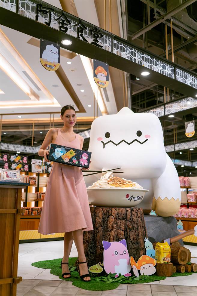 艺人佟凯玲在阿舍乾麵新口味发表会，亲自烹煮拌麵与粉丝同乐，IP人物「雪吉拉」等装置物也将出没微风南山。（阿舍食品提供）