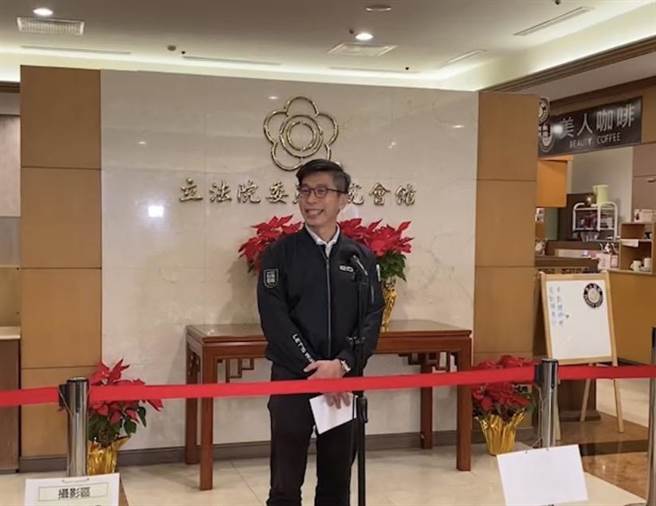 民进党立委锺佳滨认为，现在公职选举已不再限制教育程度，随着时代的推演，应该将学歷栏位移除。（锺佳滨办公室提供／游念育台北传真）