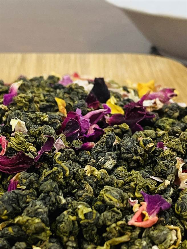 原片茶叶与阿里山下栽植的「有机食用玫瑰花」，两相结合，赋予阿里山茶全新风味。（番路乡农会提供∕吕妍庭嘉义传真）