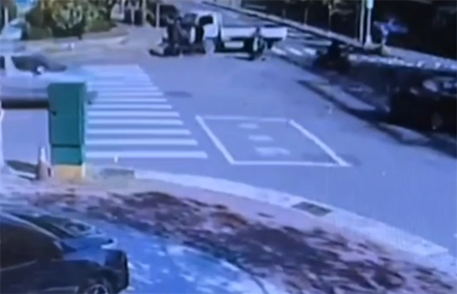 货车和机车就停在路口，驾驶下车理论。（翻摄照片／高雄洪靖宜传真）