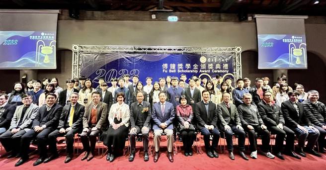 台大19日晚间举行钟奖颁奖典礼，近100名学生、家长、贵宾出席。(台大提供／李侑珊台北传真)