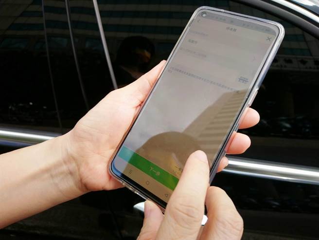 有民眾使用行动支付缴停车费，幸运抽中台积电股票一张。（高雄市交通局提供／崔正纲高雄传真）