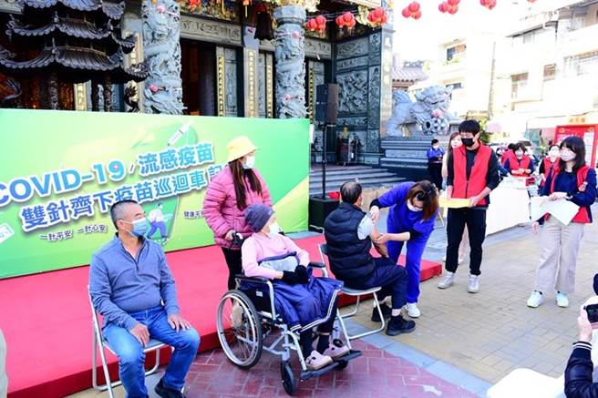 提高疫苗接种便利性，屏东县政府卫生局今起加派3辆疫苗巡迴车，深入社区为民眾施打新冠肺炎疫苗、流感疫苗。(屏县府提供)