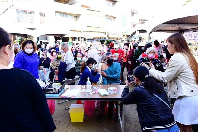 屏东县府出动疫苗巡迴车到社区服务，民眾踊跃接种疫苗。(屏县府提供)