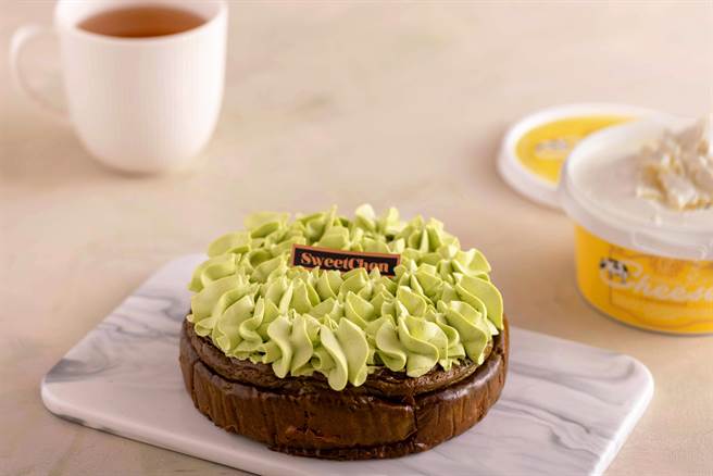 「19号巴斯克乳酪蛋糕-京都抹茶」以抹茶香缇奶油搭绵密抹茶乳酪蛋糕，6吋980元。（峻鼎食品提供）