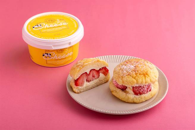 「有心机草莓菠萝」酸甜兼奶香四溢，90元。（峻鼎食品提供）