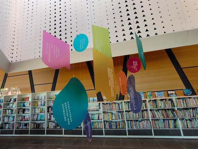 走进屏东海洋文学，「纸上的海 书写海洋展」。(屏县府提供)