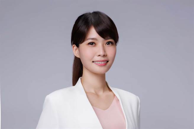 新任行政暨国际处处长由32岁、高雄人张砚卿接任。（柯宗纬翻摄）