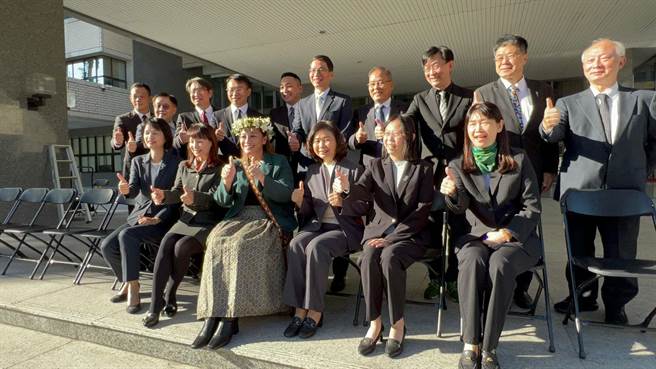 高市府团队今天拍「毕业照」。（柯宗纬摄）