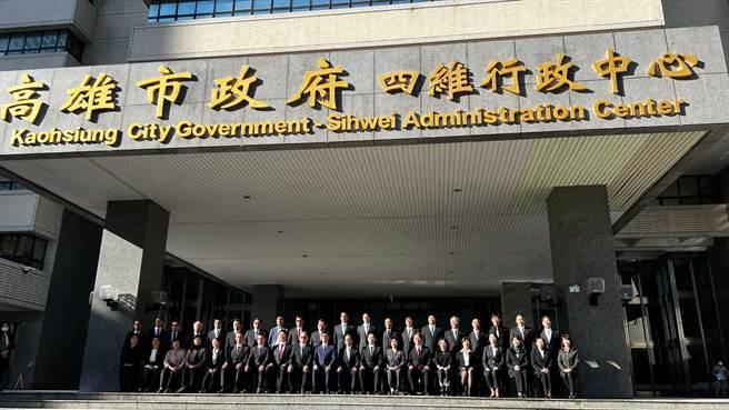 高市府团队今天拍「毕业照」。（柯宗纬摄）