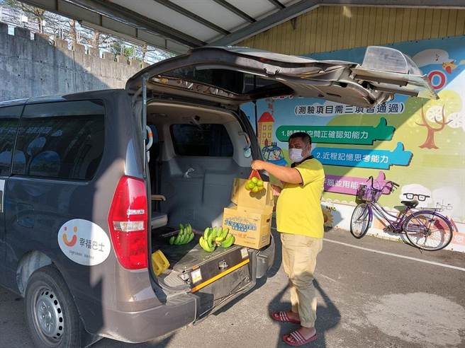 高雄市区监理所旗山监理站看见了农民需求，连结区公所及幸福小黄车队，将山上小农之农产载送下山，让山下平地的居民也能在当天收到来自桃源山区境内农特产品，串起旗美山城一日生活圈。(旗山监理站提供／林雅惠传真)