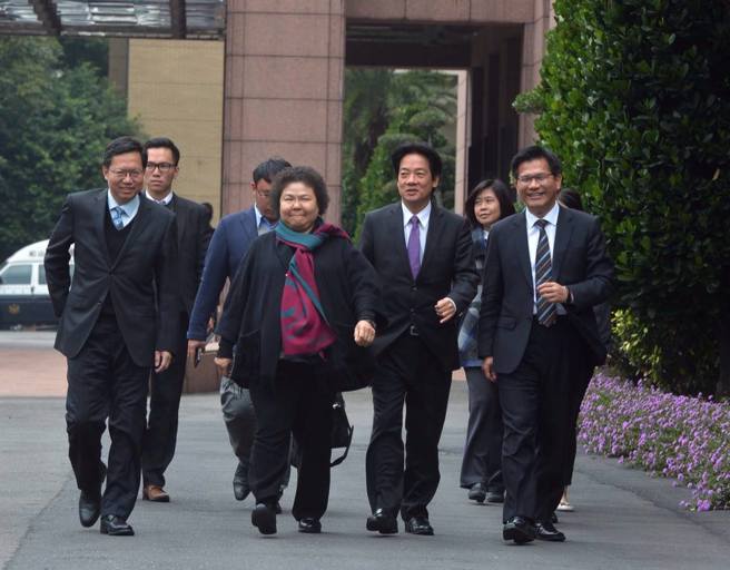 監察院長陳菊８年前帶領綠營市長走出行政院的畫面。（圖／陳菊臉書）
