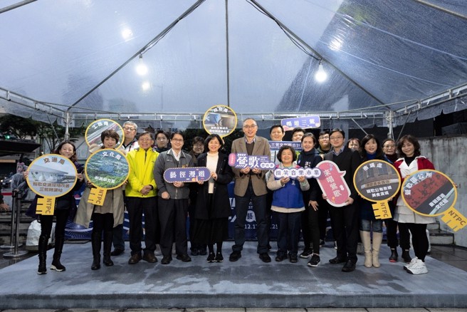 谢副市长（前左六）与立法委员苏巧慧(前左五)、苏泓钦议员(前左四) 、洪佳君议员(前右四) 、王明丽议员(前右五)等民意代表及市府包括文化局、经发局、交通局、工务局、市场处等团队，一同倒数点亮「匯聚之门」，带领民眾一同欣赏莺歌的制陶歷史至当代多元艺术匯聚。(图/陶博馆提供)