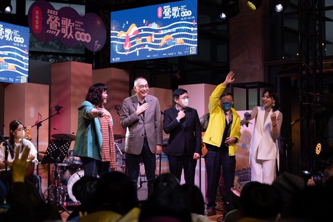 由吉那罐子重新演绎由中国砂轮出资制作的「莺歌的囡仔歌」，新北市副市长谢政达(左二)、中国砂轮董事长林伯全(中)、中国砂轮副董事长白文亮(右二)与现场参与的民眾合唱。(图/陶博馆提供)