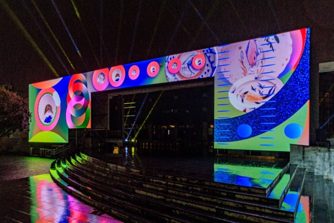 陶博馆外墙打造高7.5米的光影艺术墙「匯聚之门」，即日起至明年1月2 日每日下午4时30分至9时30分亮眼登场，结合音乐、影像、动画、灯光组合演绎莺歌匯聚多元文化歷史。(图/陶博馆提供)