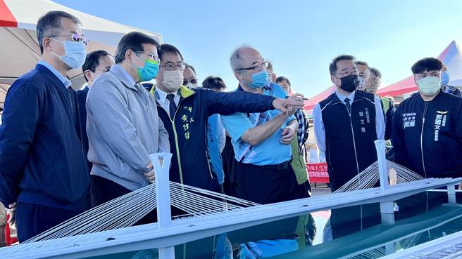 台南市长黄伟哲（左三）、交通部长王国材（左二）盼曾文溪大桥能带动大台南繁荣发展。（张毓翎摄）