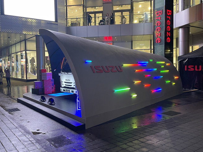 透過燈光流動及燈色變化，呈現無限空間隧道速度感。(圖/台北合眾汽車提供)
