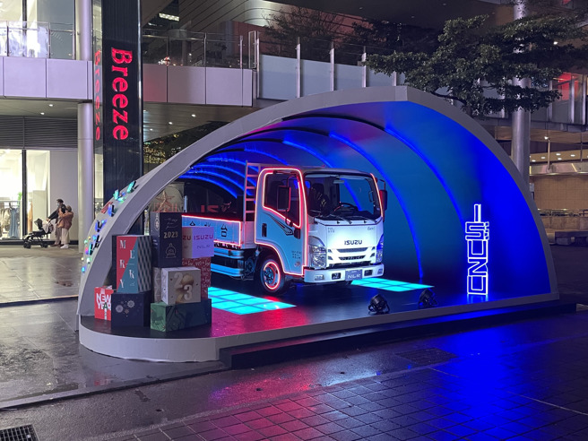 感受ISUZU無限空間隧道，陪伴您度過聖誕與跨年。(圖/台北合眾汽車提供)
