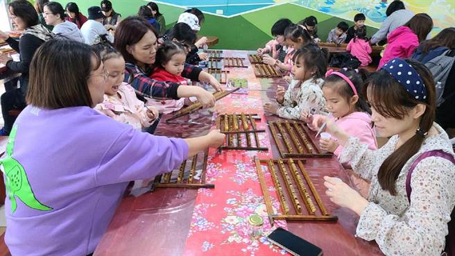 台东关山米国学校推动食农学习， 获环教场域认证。（台东县政府提供）