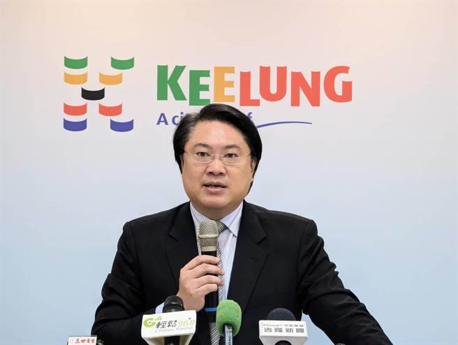 基隆市长林右昌20日表示，截至他卸任为止，已将基隆市负债减至67.04亿元，相较8年前，减债比例高达46％。（张志康摄）