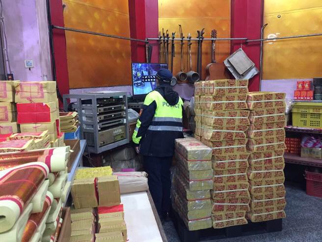 龙门安良庙苏姓庙祝于19日早上打扫环境时，发现庙里虎爷神龛内的红包短少4个，损失新臺币400元。（马公分局提供）