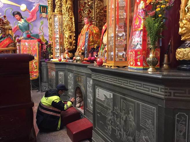 龙门安良庙、尖山显济殿神明香油钱惊传遭到宵小偷窃，损失虽然只有大约12400元，但在虎爷发威，与马公分局调阅附近监视器，让窃贼乖乖到案被逮。（马公分局提供）