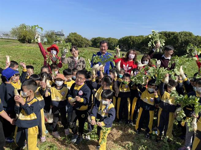 「2023来趣拔萝卜」提供民眾农事体验，藉由拔萝卜、拔得好彩头。（杨静茹摄）