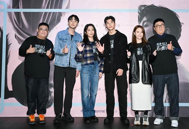 監製林孝謙（左起）、施柏宇、柯佳嬿、許光漢、製片人麻怡婷、編劇呂安弦出席電影《想見你》媒體茶敘。（車庫娛樂、三鳳製作提供）
